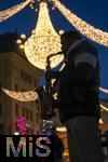 20.11.2023, Hauptstadt Wien (sterreich) erstrahlt im vorweihnachtlichem Glanz, impressionen vom Stephansplatz, Ein Strassenmusiker spielt mit seinem Saxophon unter funkelndem Lichterschein.

