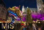 20.11.2023, Hauptstadt Wien (Österreich) erstrahlt im vorweihnachtlichem Glanz, Impressionen vom Weihnachtsmarkt am bunt beleuchteten Stephansdom. Ein Händler im Clownkostüm verkauft bunte Tier-Luftballons.