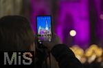 20.11.2023, Hauptstadt Wien (sterreich) erstrahlt im vorweihnachtlichem Glanz, Impressionen vom Weihnachtsmarkt am bunt beleuchteten Stephansdom. Ein Tourist fotografiert mit seinem Handy.
