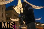 20.11.2023, Hauptstadt Wien (Österreich) erstrahlt im vorweihnachtlichem Glanz, impressionen vom Stephansplatz, Ein Strassenmusiker spielt mit seinem Saxophon unter funkelndem Lichterschein.