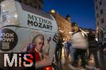 20.11.2023, Hauptstadt Wien (sterreich) erstrahlt im vorweihnachtlichem Glanz, impressionen vom Stephansplatz, Ein Rickscha fr den Besuchertransport wartet auf Kunden, mit der Aufschrift: Mytos Mozart.

