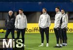 20.11.2023, Fussball, Testspiel 2023/24, sterreich - Deutschland, Training der DFB-Nationalmannschaft am Tag vor dem Lnderspiel im Ernst Happel Stadion Wien, v.li: Sportdirektor Rudi Vller (Deutschland), Co-Trainer Benjamin Glck (Deutschland), Trainer Julian Nagelsmann (Deutschland), Co-Trainer Sandro Wagner (Deutschland), Assistenztrainer (Standards) Mads Buttgereit (Deutschland).

