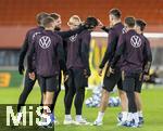 20.11.2023, Fussball, Testspiel 2023/24, sterreich - Deutschland, Training der DFB-Nationalmannschaft am Tag vor dem Lnderspiel im Ernst Happel Stadion Wien, Mats Hummels (Deutschland) muss ein Ohrenschnippen ber sich ergehen lassen 

