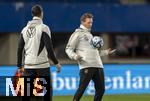 20.11.2023, Fussball, Testspiel 2023/24, sterreich - Deutschland, Training der DFB-Nationalmannschaft am Tag vor dem Lnderspiel im Ernst Happel Stadion Wien, Trainer Julian Nagelsmann (re, Deutschland) zeigt Co-Trainer Sandro Wagner (Deutschland) seine Ballbehandlung. 

