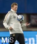 20.11.2023, Fussball, Testspiel 2023/24, sterreich - Deutschland, Training der DFB-Nationalmannschaft am Tag vor dem Lnderspiel im Ernst Happel Stadion Wien, Trainer Julian Nagelsmann (Deutschland) zeigt seine Ballbehandlung.

