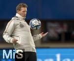 20.11.2023, Fussball, Testspiel 2023/24, sterreich - Deutschland, Training der DFB-Nationalmannschaft am Tag vor dem Lnderspiel im Ernst Happel Stadion Wien, Trainer Julian Nagelsmann (Deutschland) zeigt seine Ballbehandlung.

