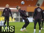 20.11.2023, Fussball, Testspiel 2023/24, sterreich - Deutschland, Training der DFB-Nationalmannschaft am Tag vor dem Lnderspiel im Ernst Happel Stadion Wien, mitte: Robert Andrich (Deutschland) am Ball 

