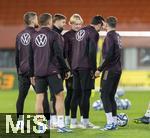 20.11.2023, Fussball, Testspiel 2023/24, sterreich - Deutschland, Training der DFB-Nationalmannschaft am Tag vor dem Lnderspiel im Ernst Happel Stadion Wien, Mats Hummels (Deutschland) muss ein Ohrenschnippen ber sich ergehen lassen 

