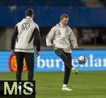 20.11.2023, Fussball, Testspiel 2023/24, sterreich - Deutschland, Training der DFB-Nationalmannschaft am Tag vor dem Lnderspiel im Ernst Happel Stadion Wien, Trainer Julian Nagelsmann (re, Deutschland) jongliert den Ball 

