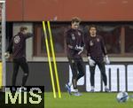 20.11.2023, Fussball, Testspiel 2023/24, sterreich - Deutschland, Training der DFB-Nationalmannschaft am Tag vor dem Lnderspiel im Ernst Happel Stadion Wien, v.li: Torwart Oliver Baumann (Deutschland), Torwart Kevin Trapp (Deutschland), Torwart Janis Blaswich (Deutschland) 

