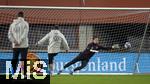 20.11.2023, Fussball, Testspiel 2023/24, sterreich - Deutschland, Training der DFB-Nationalmannschaft am Tag vor dem Lnderspiel im Ernst Happel Stadion Wien, Torwart Janis Blaswich (Deutschland) beim Torwarttraining im Hechtsprung 

