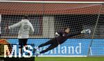 20.11.2023, Fussball, Testspiel 2023/24, sterreich - Deutschland, Training der DFB-Nationalmannschaft am Tag vor dem Lnderspiel im Ernst Happel Stadion Wien, Torwart Janis Blaswich (Deutschland) beim Torwarttraining im Hechtsprung 

