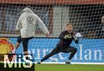 20.11.2023, Fussball, Testspiel 2023/24, sterreich - Deutschland, Training der DFB-Nationalmannschaft am Tag vor dem Lnderspiel im Ernst Happel Stadion Wien, Torwart Oliver Baumann (Deutschland) hechtet 

