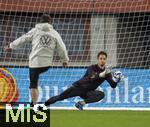 20.11.2023, Fussball, Testspiel 2023/24, sterreich - Deutschland, Training der DFB-Nationalmannschaft am Tag vor dem Lnderspiel im Ernst Happel Stadion Wien, Torwart Janis Blaswich (Deutschland) beim Torwarttraining im Hechtsprung 

