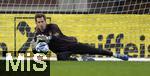 20.11.2023, Fussball, Testspiel 2023/24, sterreich - Deutschland, Training der DFB-Nationalmannschaft am Tag vor dem Lnderspiel im Ernst Happel Stadion Wien, Torwart Kevin Trapp (Deutschland) hechtet zum Ball 

