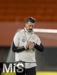 20.11.2023, Fussball, Testspiel 2023/24, sterreich - Deutschland, Training der DFB-Nationalmannschaft am Tag vor dem Lnderspiel im Ernst Happel Stadion Wien, Co-Trainer Sandro Wagner (Deutschland) schaut auf seine Uhr 

