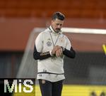 20.11.2023, Fussball, Testspiel 2023/24, sterreich - Deutschland, Training der DFB-Nationalmannschaft am Tag vor dem Lnderspiel im Ernst Happel Stadion Wien, Co-Trainer Sandro Wagner (Deutschland) schaut auf seine Uhr 

