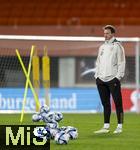 20.11.2023, Fussball, Testspiel 2023/24, sterreich - Deutschland, Training der DFB-Nationalmannschaft am Tag vor dem Lnderspiel im Ernst Happel Stadion Wien, Trainer Julian Nagelsmann (Deutschland) nachdenklich 

