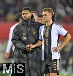 21.11.2023, Fussball, Lnderspiel, Testspiel 2023/24, sterreich - Deutschland, im Ernst Happel Stadion Wien,    v.l. Serge Gnabry (Deutschland) trstet Josua Kimmich (Deutschland) 

