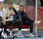 21.11.2023, Fussball, Lnderspiel, Testspiel 2023/24, sterreich - Deutschland, im Ernst Happel Stadion Wien, re: Trainer Julian Nagelsmann (re, Deutschland) und Co-Trainer Sandro Wagner (Deutschland) nachdenklich auf der Bank. 3.v.re: Co-Trainer Benjamin Glck 

