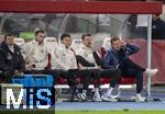 21.11.2023, Fussball, Lnderspiel, Testspiel 2023/24, sterreich - Deutschland, im Ernst Happel Stadion Wien, re: Trainer Julian Nagelsmann (re, Deutschland) und Co-Trainer Sandro Wagner (Deutschland) nachdenklich auf der Bank.

