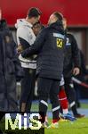 21.11.2023, Fussball, Lnderspiel, Testspiel 2023/24, sterreich - Deutschland, im Ernst Happel Stadion Wien, David Alaba (mitte, sterreich) kuschelt sich nach dem Spiel an Co-Trainer Sandro Wagner (Deutschland) 

