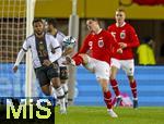 21.11.2023, Fussball, Lnderspiel, Testspiel 2023/24, sterreich - Deutschland, im Ernst Happel Stadion Wien, v.li: Serge Gnabry (Deutschland) gegen Marcel Sabitzer (sterreich).,


