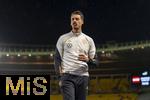 21.11.2023, Fussball, Lnderspiel, Testspiel 2023/24, sterreich - Deutschland, im Ernst Happel Stadion Wien, Co-Trainer Sandro Wagner (Deutschland) nachdenklich mit seinem Kaffeebecher.


