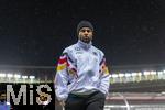 21.11.2023, Fussball, Lnderspiel, Testspiel 2023/24, sterreich - Deutschland, im Ernst Happel Stadion Wien, Serge Gnabry (Deutschland) nachdenklich im Regen.


