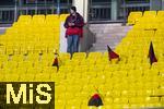 21.11.2023, Fussball, Lnderspiel, Testspiel 2023/24, sterreich - Deutschland, im Ernst Happel Stadion Wien, Nach dem Spiel steht ein frustrierter deutscher Fan verloren auf der leeren Tribne.


