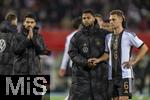 21.11.2023, Fussball, Lnderspiel, Testspiel 2023/24, sterreich - Deutschland, im Ernst Happel Stadion Wien, Nach der Niederlage, v.re: Josua Kimmich (Deutschland), und Serge Gnabry (Deutschland).


