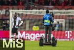 21.11.2023, Fussball, Lnderspiel, Testspiel 2023/24, sterreich - Deutschland, im Ernst Happel Stadion Wien, TV-Kamermann fhrt mit dem Segway nach dem Spiel auf den Platz.


