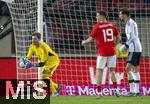 21.11.2023, Fussball, Lnderspiel, Testspiel 2023/24, sterreich - Deutschland, im Ernst Happel Stadion Wien,  Torwart Kevin Trapp (Deutschland) hat den Ball. 


