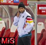 21.11.2023, Fussball, Lnderspiel, Testspiel 2023/24, sterreich - Deutschland, im Ernst Happel Stadion Wien, Serge Gnabry (Deutschland) vor dem Spiel am Handy.


