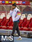 21.11.2023, Fussball, Lnderspiel, Testspiel 2023/24, sterreich - Deutschland, im Ernst Happel Stadion Wien, Serge Gnabry (Deutschland) vor dem Spiel am Handy.


