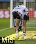 21.11.2023, Fussball, Lnderspiel, Testspiel 2023/24, sterreich - Deutschland, im Ernst Happel Stadion Wien, Kai Havertz (Deutschland) nach der Auswechslung, bevor er auf die Fotografen zugeht, versucht er seine Schienbeinschoner mit dem Stutzen zu verdecken, die ein privates Erinnerungsfoto mit drei Hunden zeigen.

