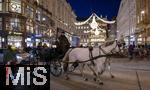 21.11.2023, Österreich, die Hauptstadt Wien. Impressionen, Ein Fiaker fährt Touristen durch die malerische Altstadt.
