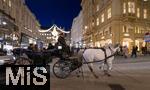 21.11.2023, Österreich, die Hauptstadt Wien. Impressionen, Ein Fiaker fährt Touristen durch die malerische Altstadt.