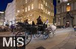 21.11.2023, sterreich, die Hauptstadt Wien. Impressionen, Ein Fiaker fhrt Touristen durch die malerische Altstadt.