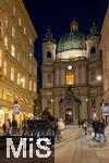 21.11.2023, Österreich, die Hauptstadt Wien. Impressionen, Ein Fiaker fährt Touristen durch die malerische Altstadt. hinten: Katholische Kirche St. Peter