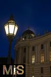 21.11.2023, Österreich, die Hauptstadt Wien. Impressionen vom Michaelerplatz mit der Hofburg. Der Mond versteckt sich hinter der Kuppel.