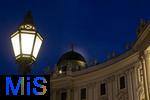21.11.2023, sterreich, die Hauptstadt Wien. Impressionen vom Michaelerplatz mit der Hofburg. Der Mond versteckt sich hinter der Kuppel.