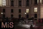 21.11.2023, Österreich, die Hauptstadt Wien. Impressionen vom Michaelerplatz mit der Hofburg und den wartenden Kutschen (Fiaker).