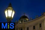21.11.2023, Österreich, die Hauptstadt Wien. Impressionen vom Michaelerplatz mit der Hofburg. Der Mond versteckt sich hinter der Kuppel.