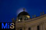 21.11.2023, Österreich, die Hauptstadt Wien. Impressionen vom Michaelerplatz mit der Hofburg. Der Mond versteckt sich hinter der Kuppel. 