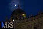 21.11.2023, Österreich, die Hauptstadt Wien. Impressionen vom Michaelerplatz mit der Hofburg. Der Mond hinter der Kuppel. 