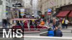 21.11.2023, Österreich, die Hauptstadt Wien. Elektro-Wagen fährt Touristen durch die malerische Altstadt.
