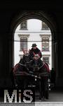 21.11.2023, sterreich, die Hauptstadt Wien. Ein Fiaker fhrt Touristen durch die malerische Altstadt durch ein Tor.   