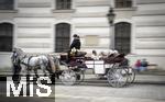 21.11.2023, sterreich, die Hauptstadt Wien. Ein Fiaker fhrt Touristen durch die malerische Altstadt. 