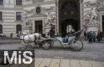 21.11.2023, Österreich, die Hauptstadt Wien. Ein Fiaker fährt Touristen durch die malerische Altstadt 
